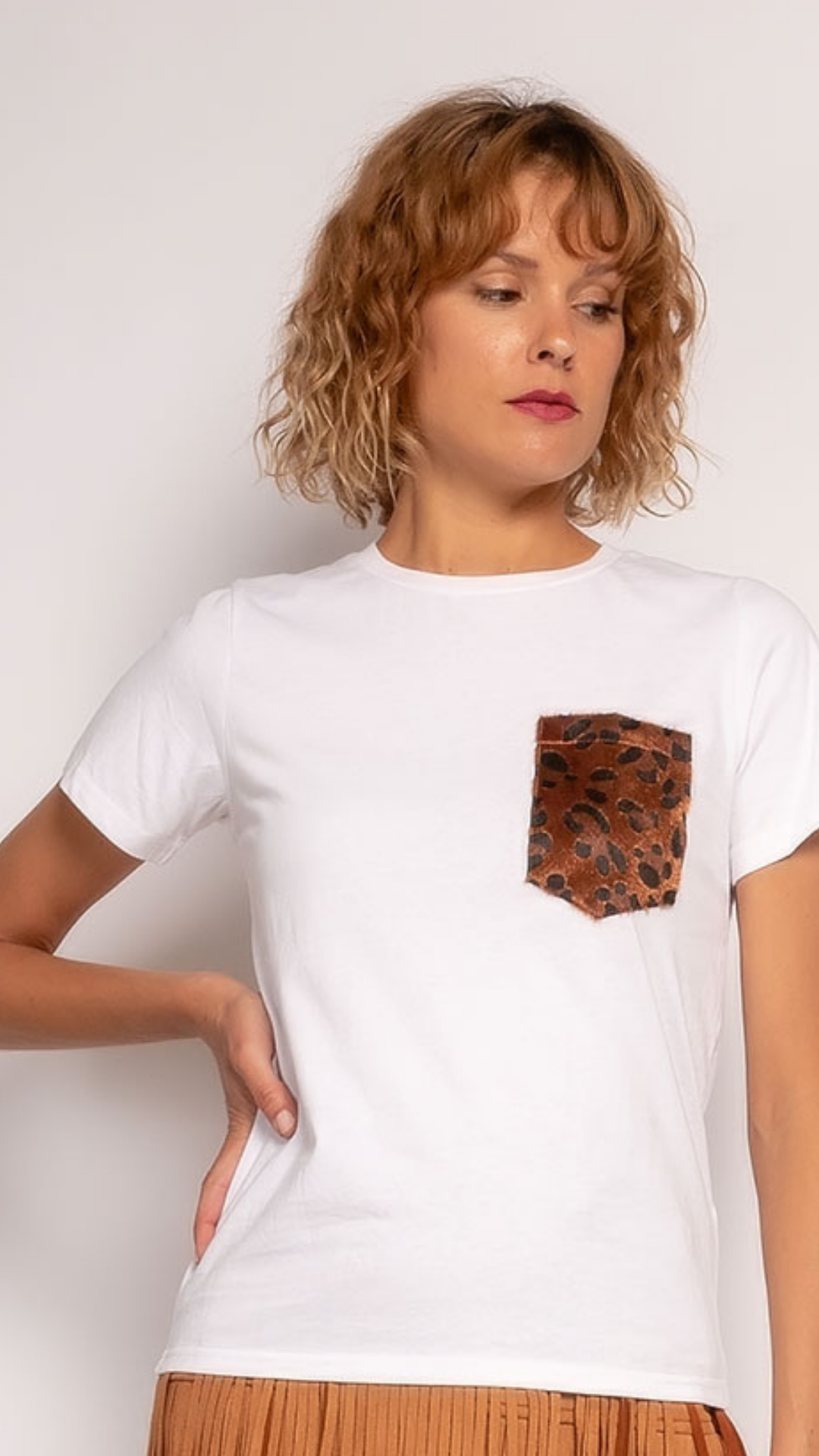T-shirt wit zakje luipaard detail - witte t-shirt | Fabrique François
