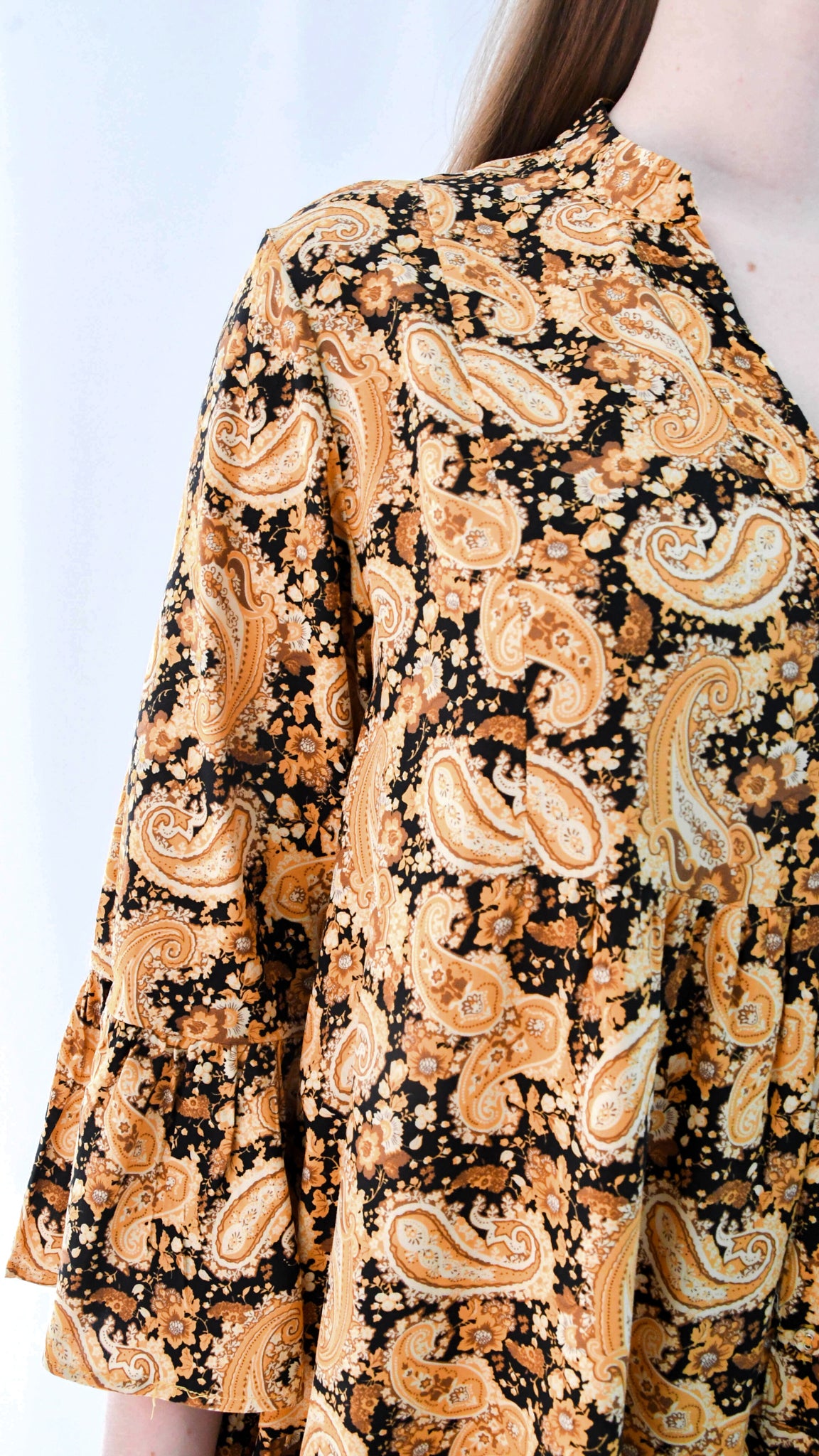 Karlie mini jurk v-hals print geel goud - mini jurk v-hals print | Fabrique François