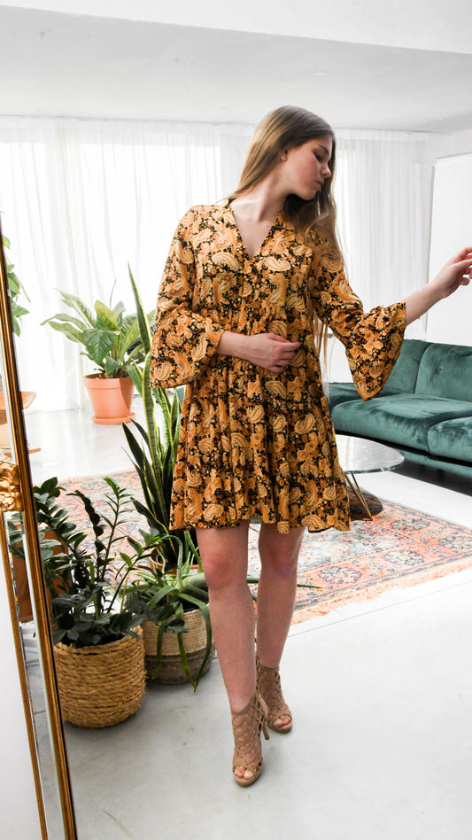 Karlie mini jurk v-hals print geel goud - mini jurk v-hals print | Fabrique François