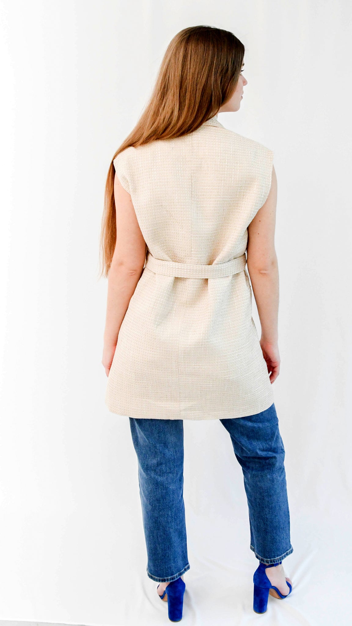 Leonie vest zonder mouwen gouden knopen beige - vest zonder mouwen riem | Fabrique François