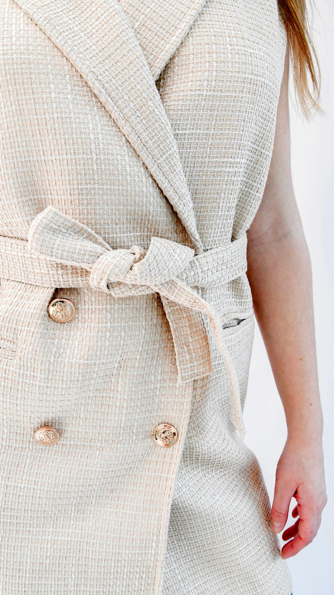 Leonie vest zonder mouwen gouden knopen beige - vest zonder mouwen riem | Fabrique François