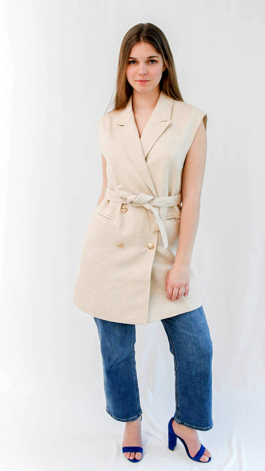 Leonie vest zonder mouwen gouden knopen beige - vest zonder mouwen riem | Fabrique François
