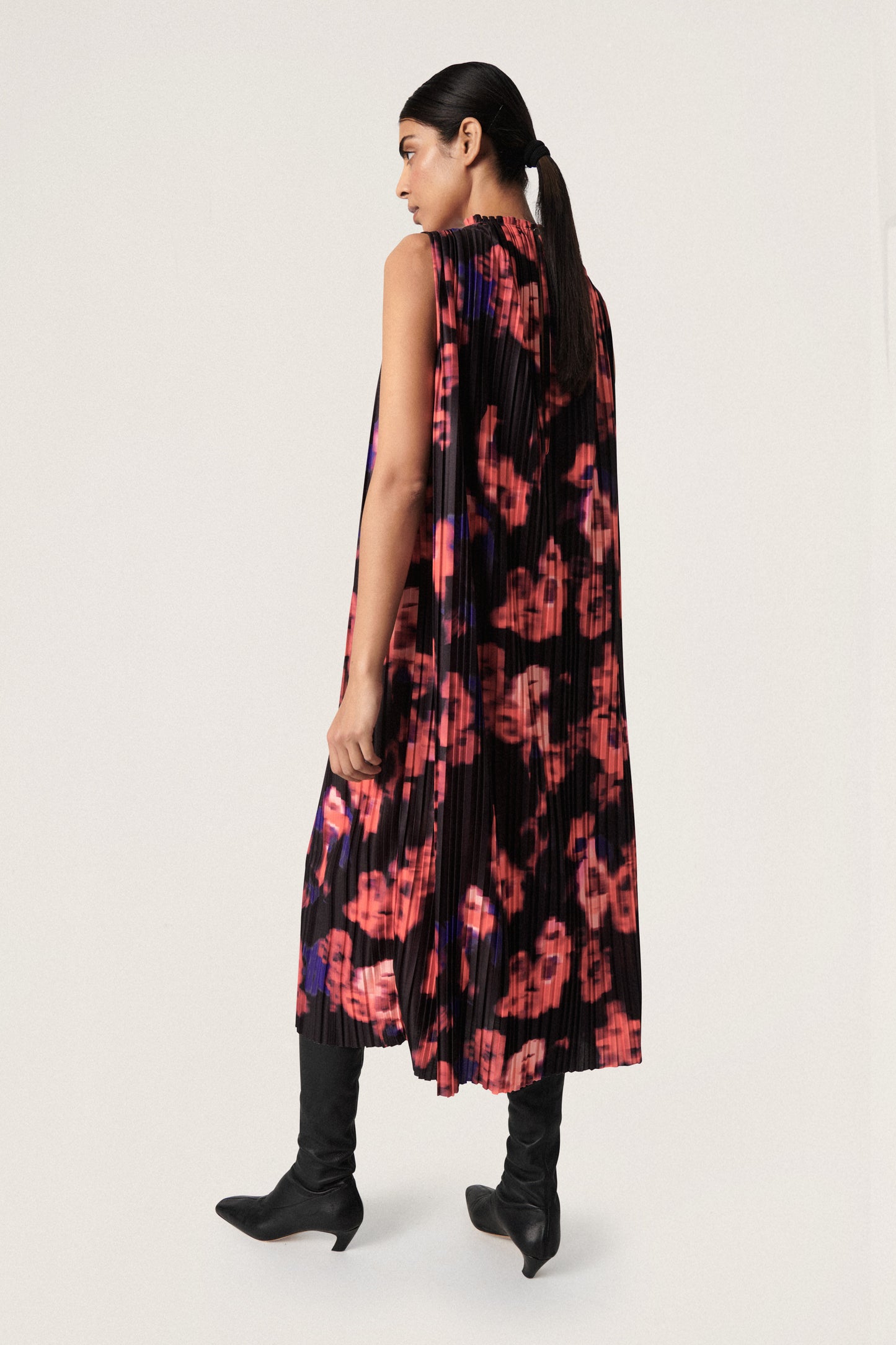 Soaked in Luxury Alice Dress Dresses Red Blurred Flower Print
