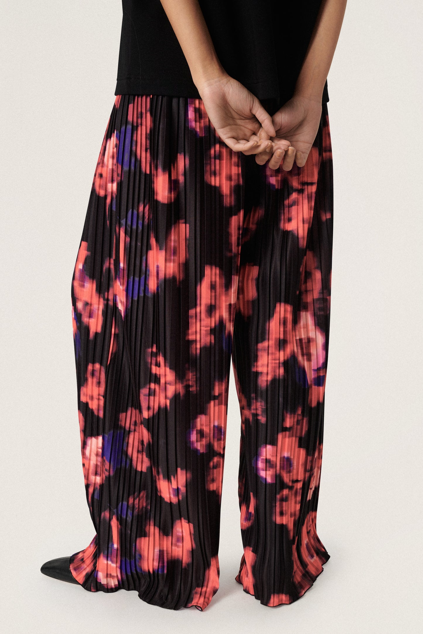 Soaked in Luxury Alice Pants Trousers Red Blurred Flower Print