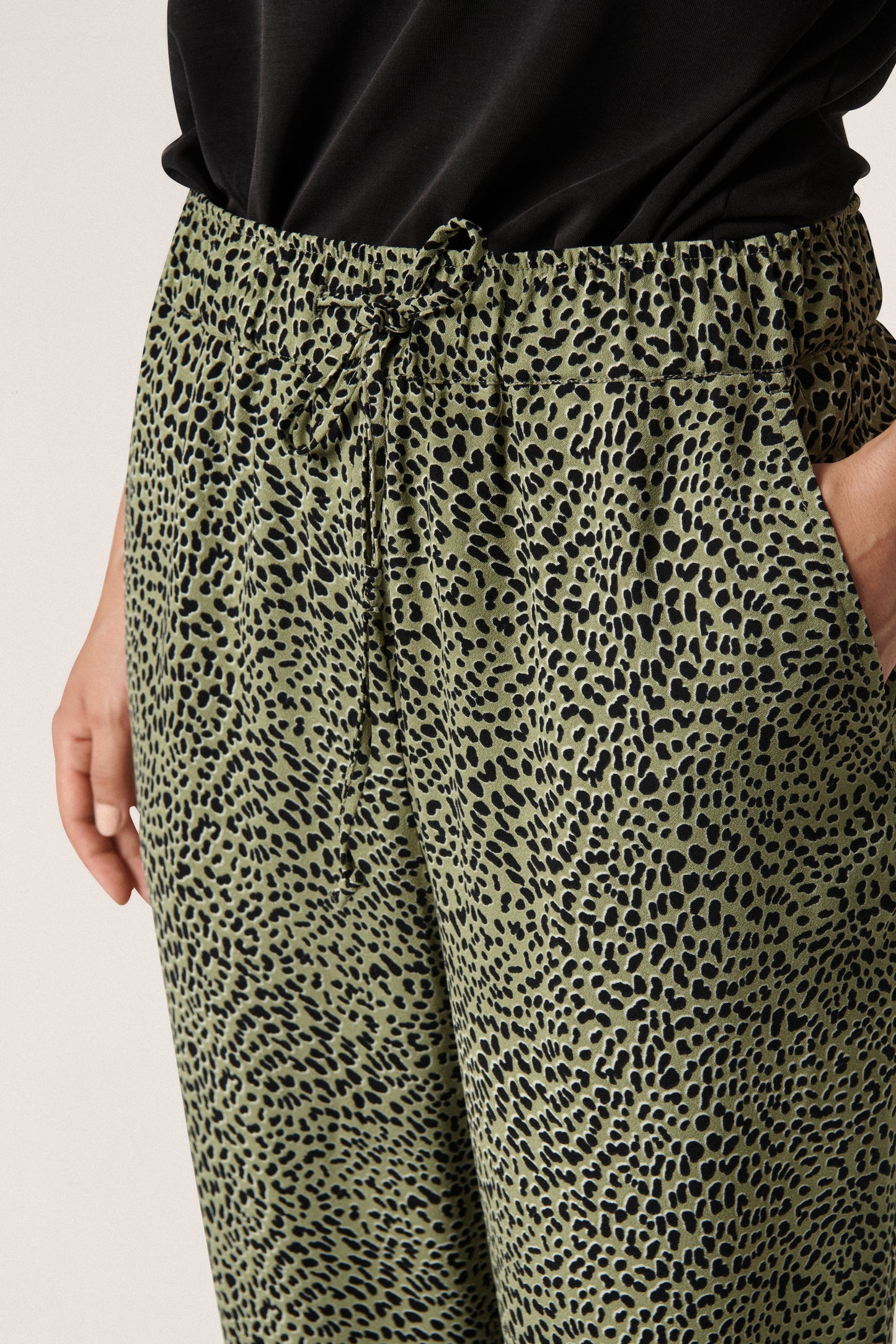Soaked in Luxury Shirley Printed Pants Trousers Olive Mini Leopard Print