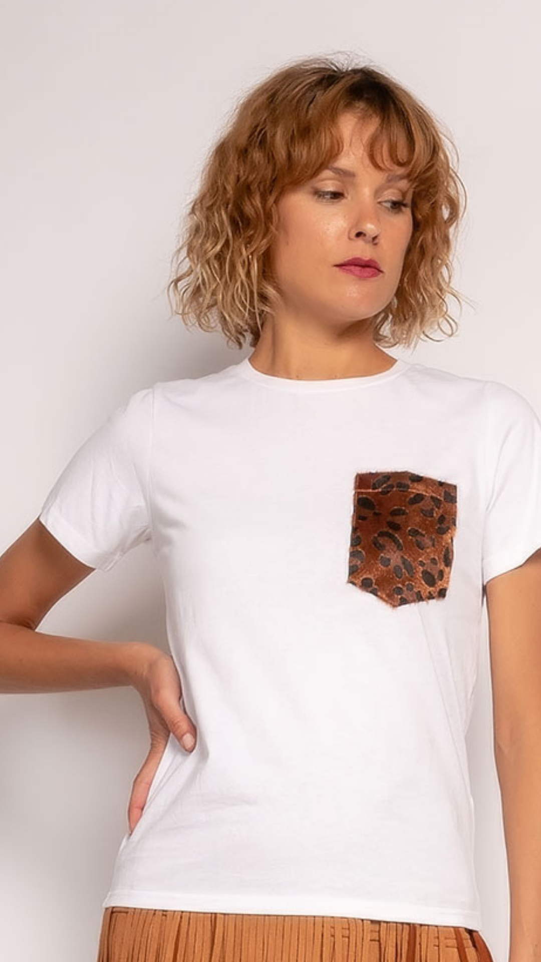 T-shirt wit zakje luipaard detail - witte t-shirt | Fabrique François 