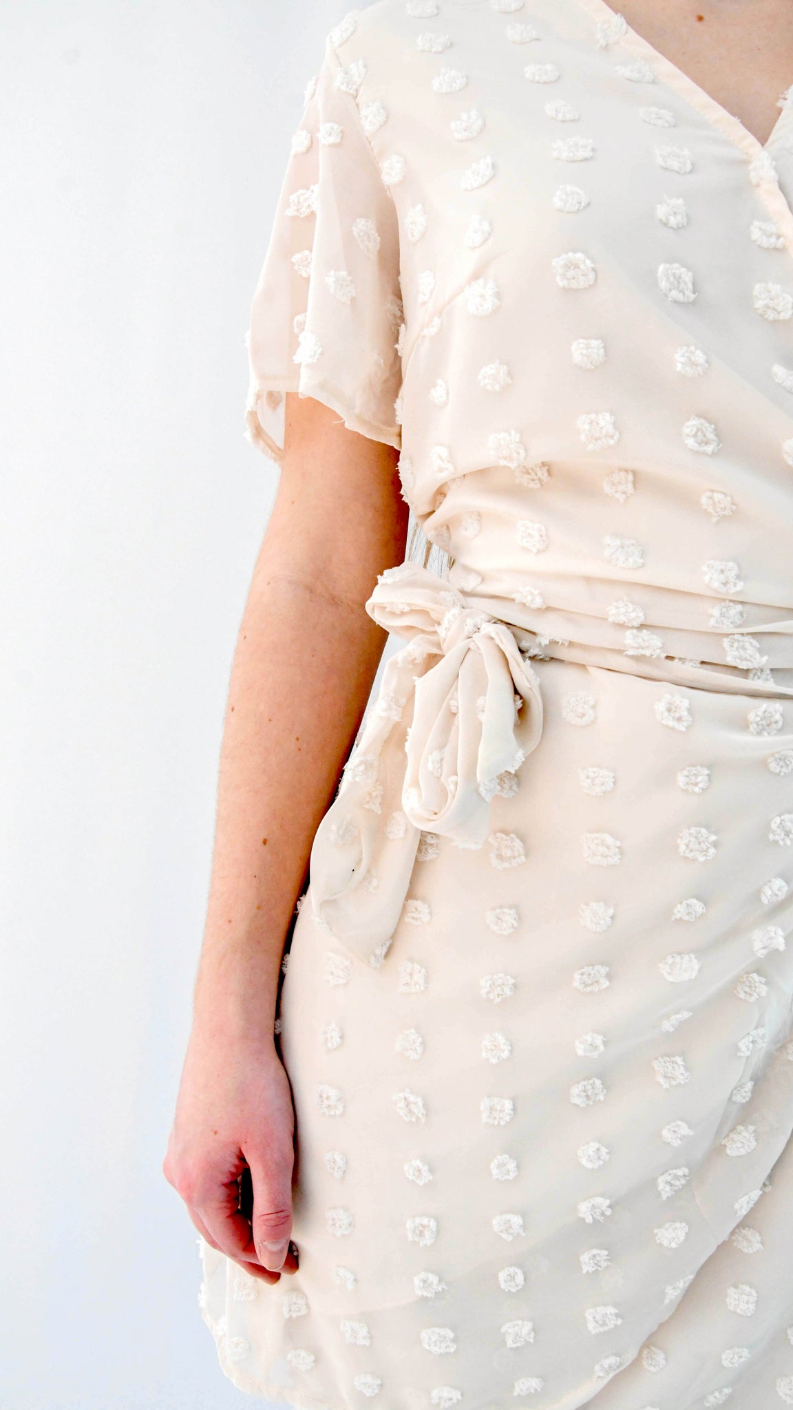 Ella mini wikkel jurk korte mouwen pompom beige - mini wikkeljurk korte mouwen | Fabrique François 