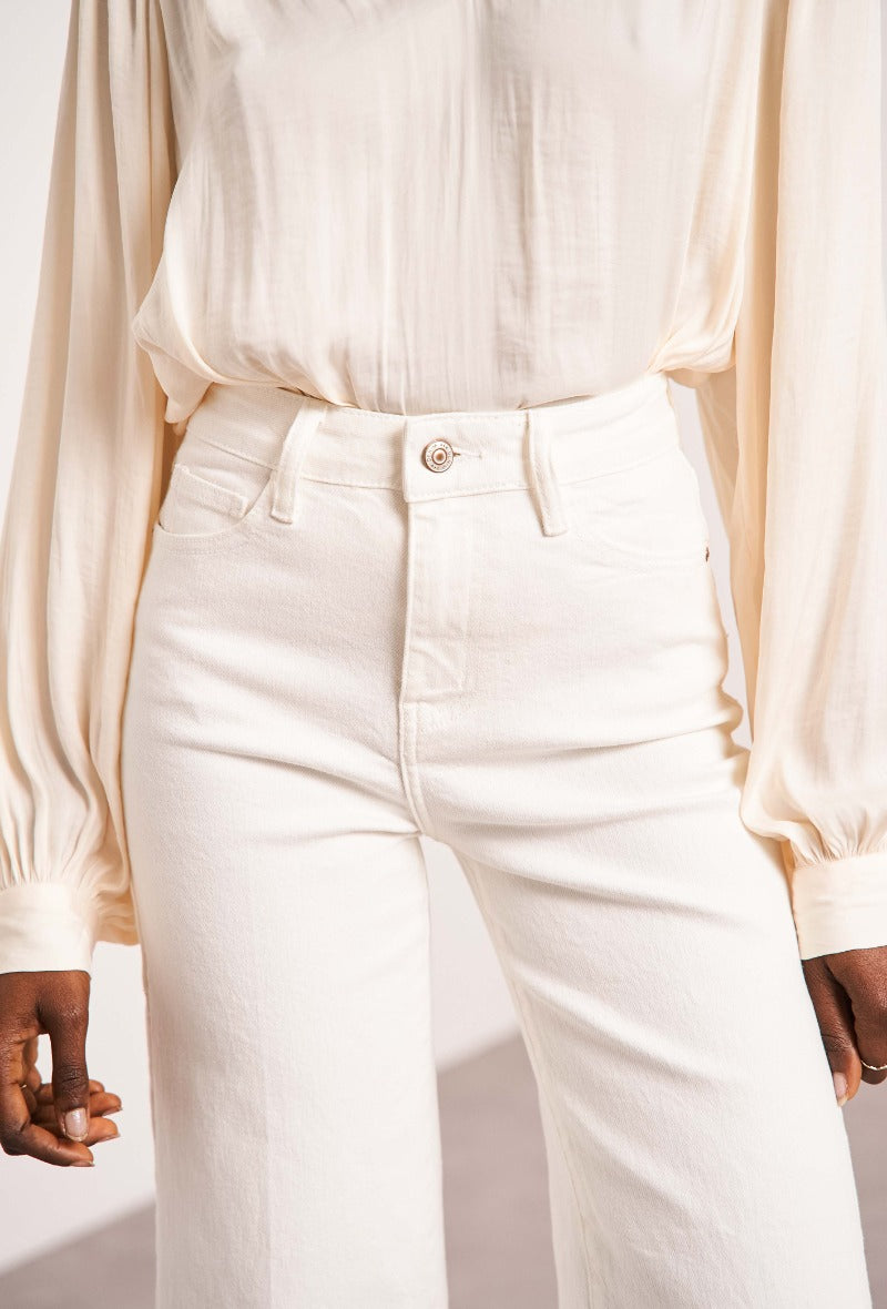 Cindy wijd uitlopende jeansbroek wit detail voorkant