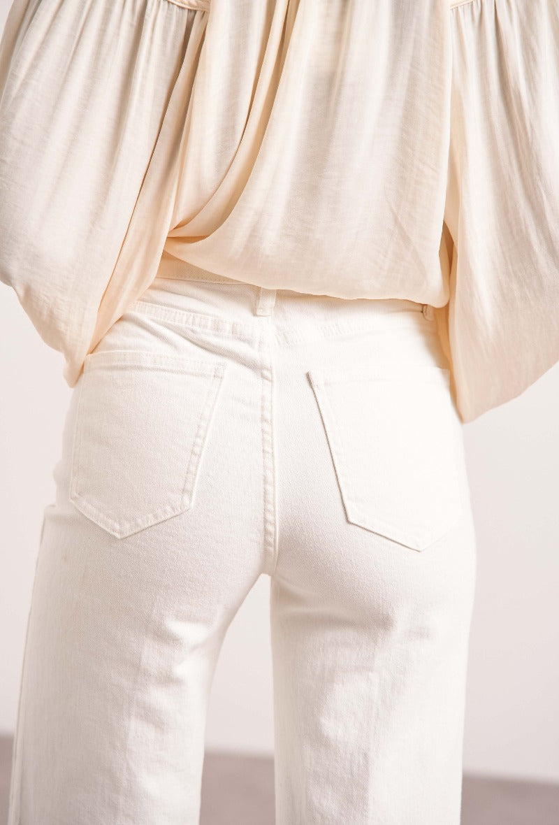 Cindy wijd uitlopende jeansbroek wit detail achterkant