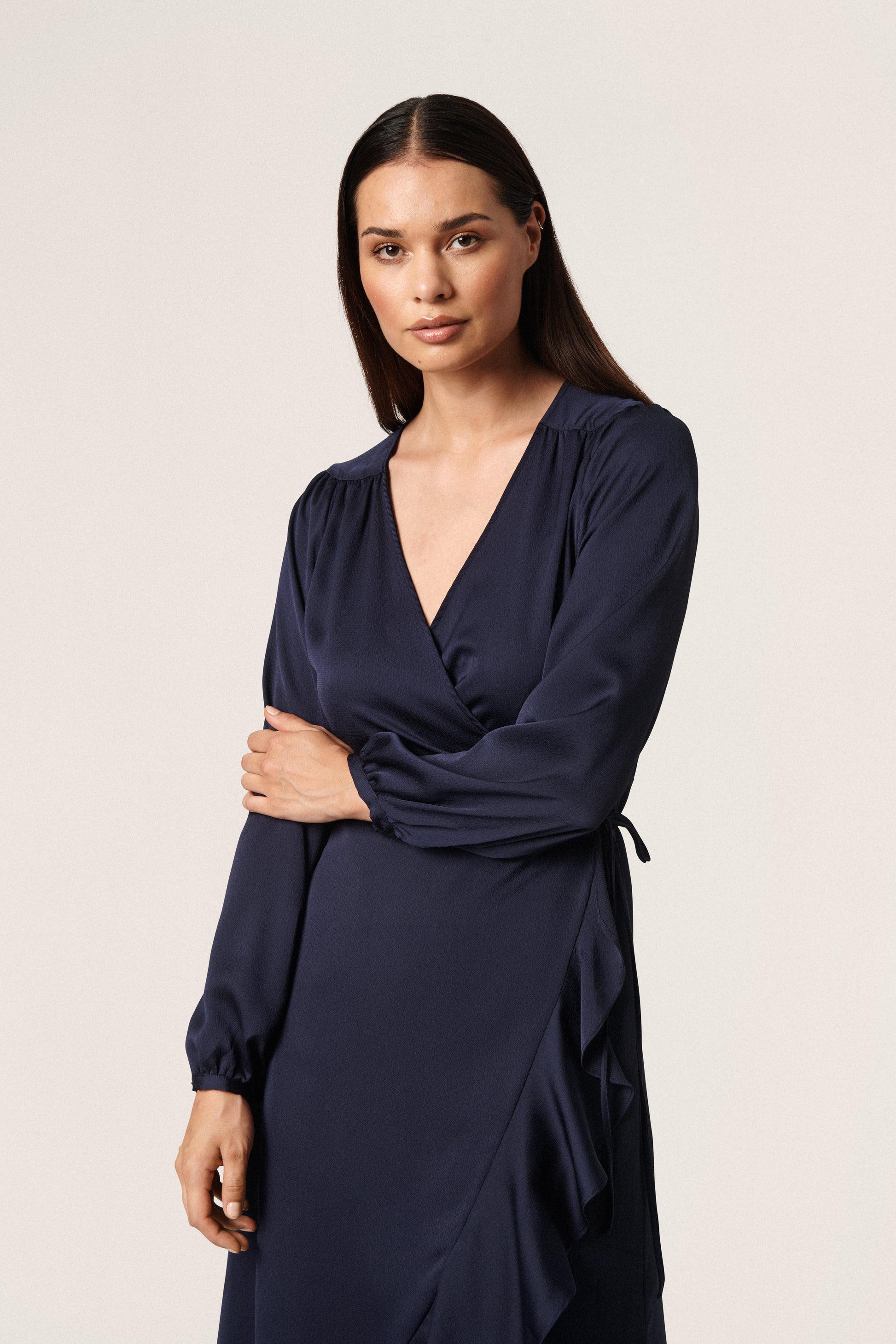 Karven midi wikkel jurk lange mouwen v-hals ruches – Fabrique François